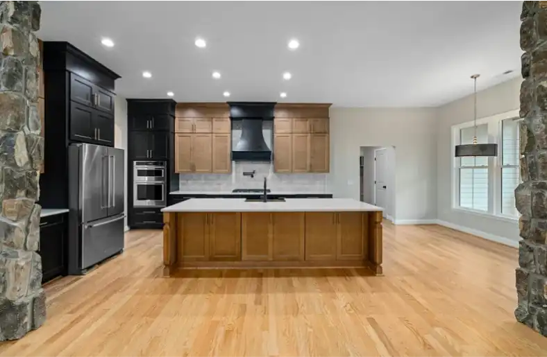 Keuken schoonmaken na renovatie Een complete gids voor een frisse herstart
Renovaties kunnen een keuken compleet transformeren, maar ze brengen ook een onvermijdelijk probleem met zich mee: stof, vuil, vet en bouwresten. Zelfs als de aannemer netjes werkt, blijven er altijd fijne stofdeeltjes,