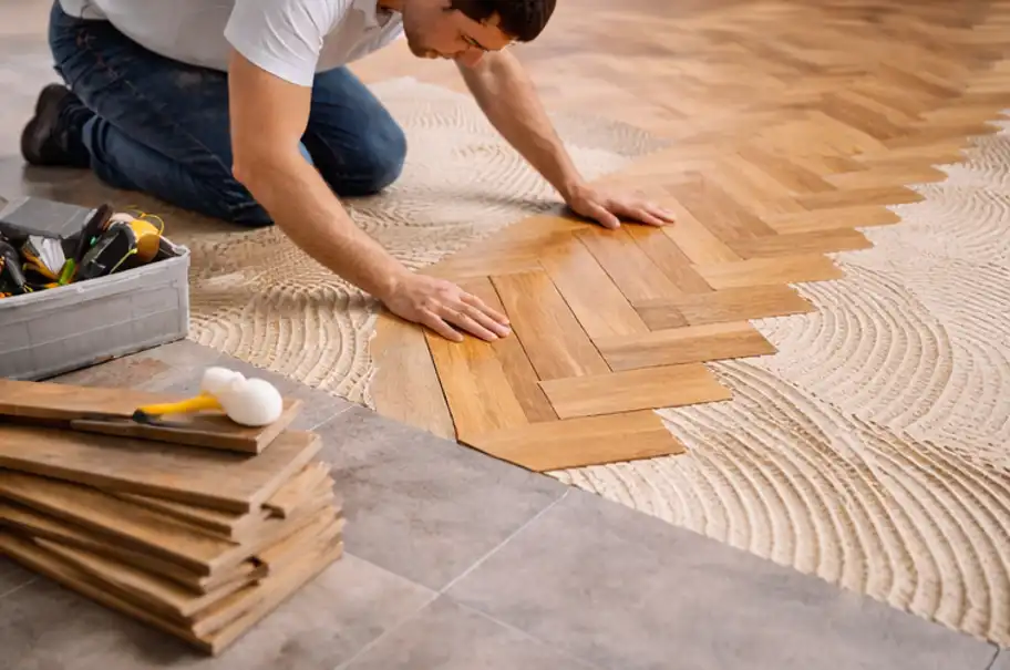 Vloer renovatie - Plaatsen van visgraat parketvloer tijdens renovatie
